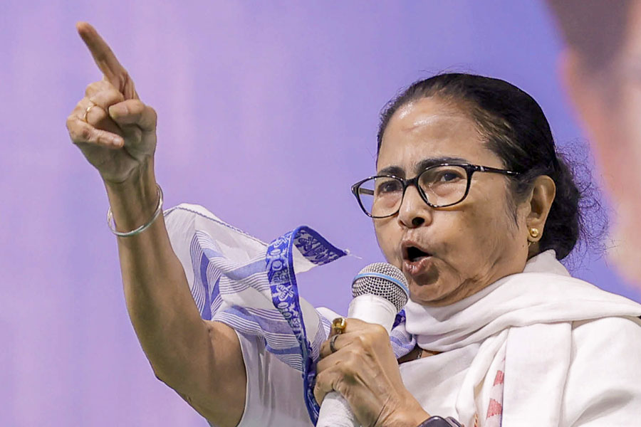 মমতার নিযুক্ত আমলাদের অফিসে প্রবেশে নিষেধাজ্ঞা