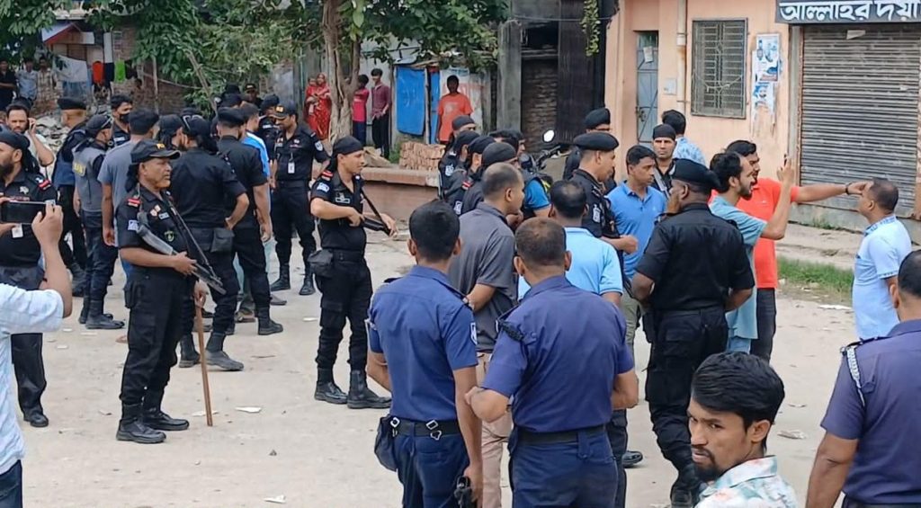 নারায়ণগঞ্জে সন্ত্রাসীদের হামলায় ৩ র‌্যাব সদস্য আহত
