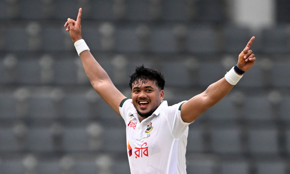 পাকিস্তানকে জোড়া আঘাত তাসকিনের