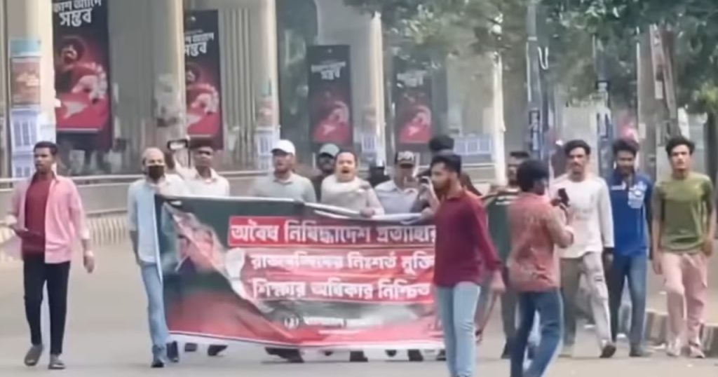 টিএসসিতে নিষিদ্ধ ছাত্রলীগের ঝটিকা মিছিল,আটক ২