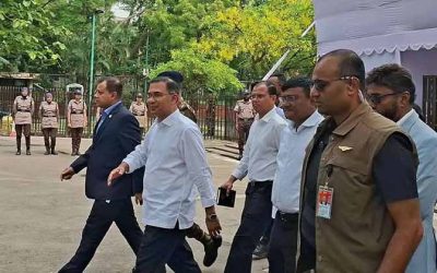 নিরাপত্তা কড়াকড়ি ভুলে জনতার কাতারে তারেক রহমান