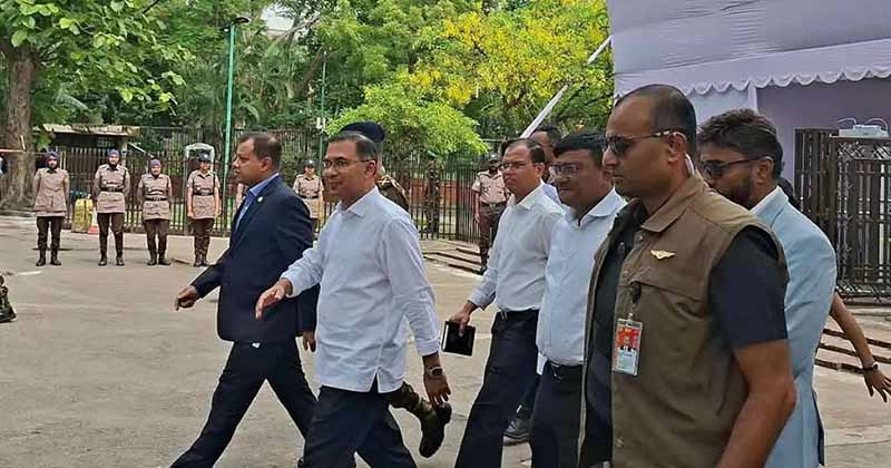 নিরাপত্তা কড়াকড়ি ভুলে জনতার কাতারে তারেক রহমান
