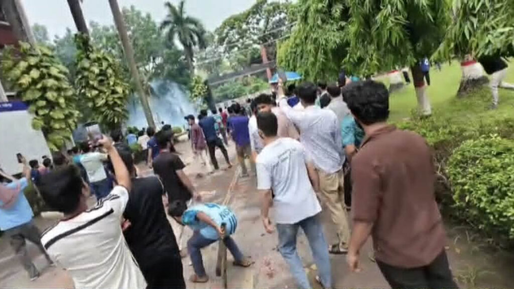 ডুয়েটে দফায় দফায় সংঘর্ষ, আহত ১৭