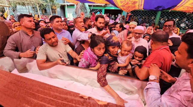 জন্মের ১০ মাস পর বাবার সঙ্গে প্রথম দেখা ছেলের, তাও কফিনবন্দি