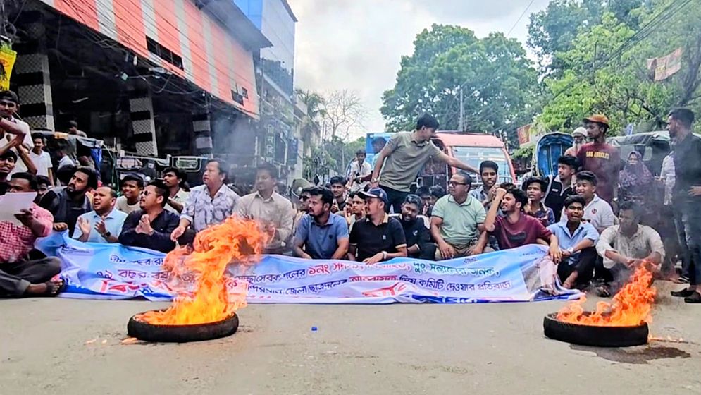 বান্দরবানে ছাত্রদলের নতুন কমিটি বাতিলের দাবিতে সড়ক অবরোধ