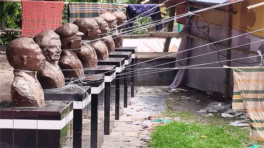 টাঙ্গাইলে ৭ বীরশ্রেষ্ঠের ভাস্কর্যের গলায় মেলার স্টলের দড়ি