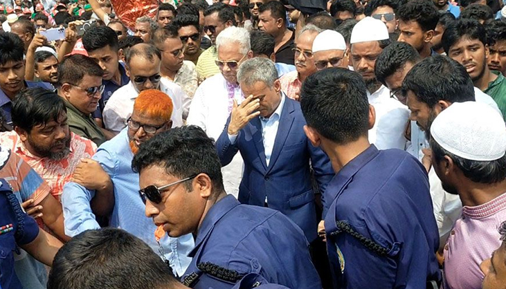 বিএনপি-জামায়াত নেতাকর্মীদের কাছে সেতুমন্ত্রী অবরুদ্ধ