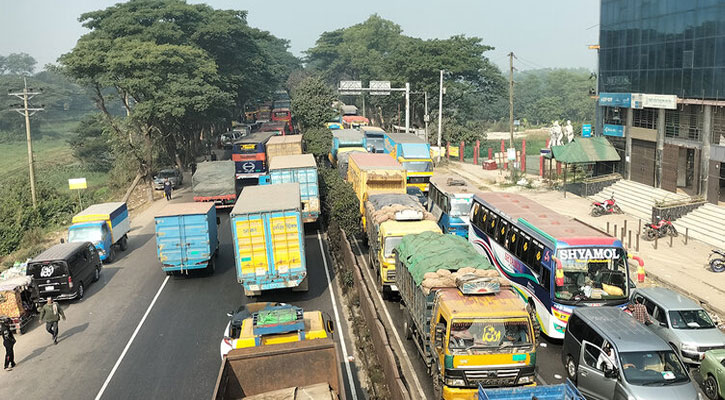 ঢাকা-চট্টগ্রাম মহাসড়কে ১৩ কিলোমিটার যানজট
