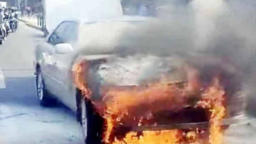 রাজধানীতে চলন্ত প্রাইভেটকারে আগুন