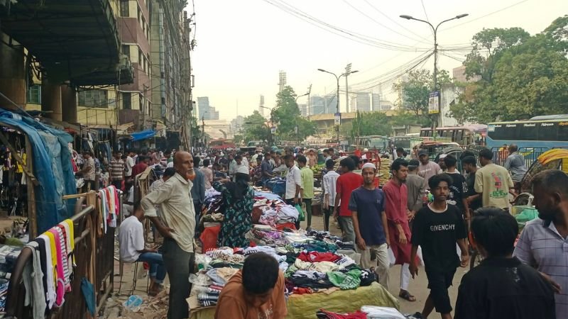 চাঁদা নয়, নির্দিষ্ট ফি দিয়ে ফুটপাতে বসবেন হকার