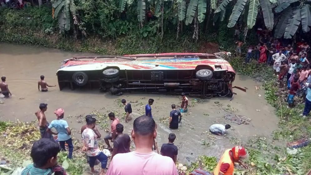 কুষ্টিয়ায় যাত্রীবাহী বাসের সঙ্গে ট্রাকের সংঘর্ষ, নিহত ৪