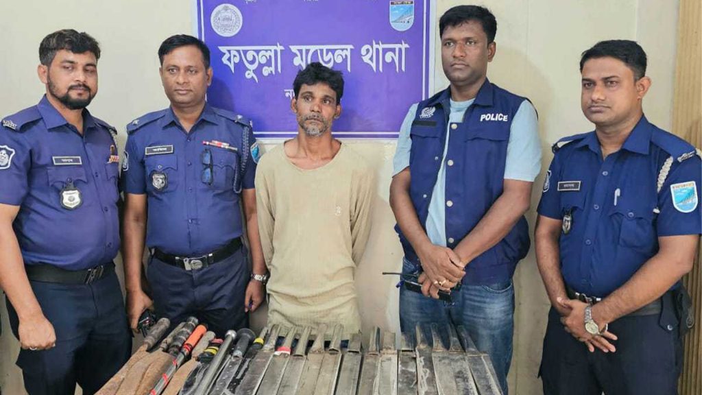 নারায়ণগঞ্জে বিপুল দেশীয় অস্ত্রসহ গ্রেফতার ১