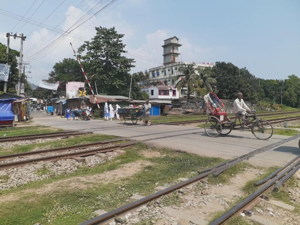 সীতাকুণ্ডে রেল পুলিশের সামনেই গেটকিপারকে মারধর