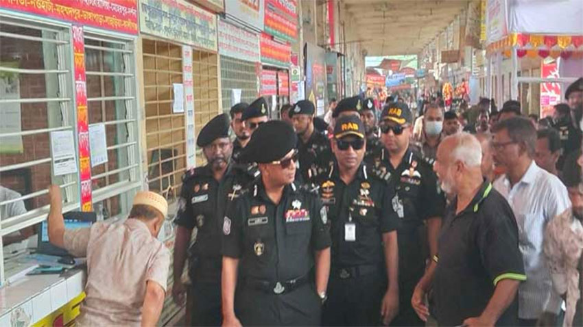 ঘরমুখো মানুষের নিরাপত্তা নিশ্চিতে গাবতলী টার্মিনাল পরিদর্শনে র্যাব