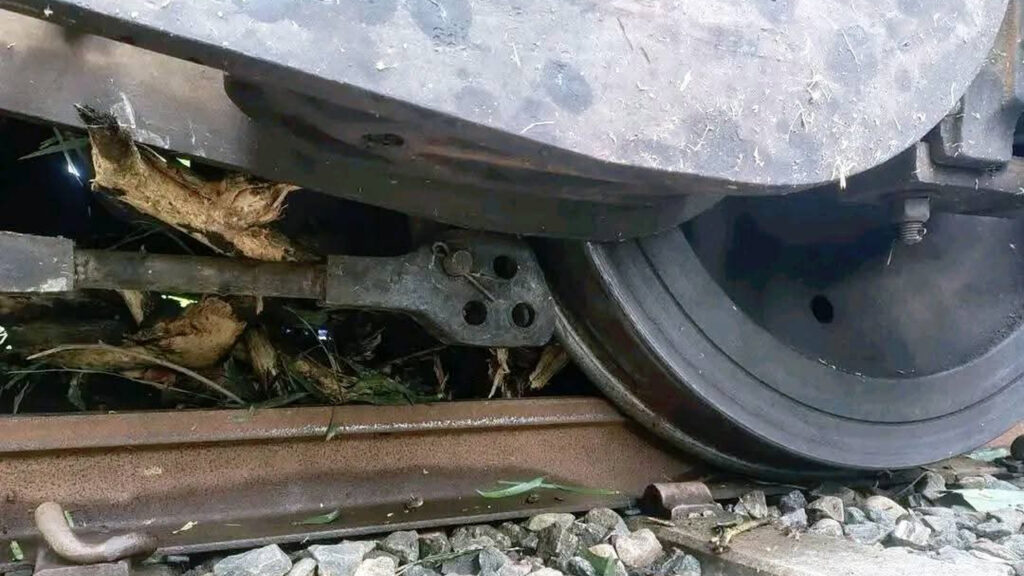 নীলফামারীতে ট্রেনের ইঞ্জিন লাইনচ্যুত, ট্রেন চলাচল বন্ধ