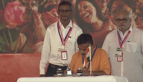 শপথ নিলেন মুখ্যমন্ত্রী শুভেন্দু, পিঠ চাপড়ে দিলেন মোদি