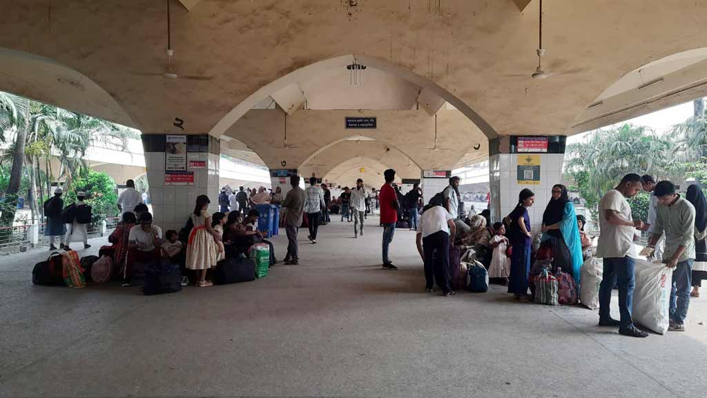 আড়াই ঘণ্টা বিলম্বে ছাড়বে বুড়িমারী এক্সপ্রেস, স্টেশনে যাত্রীদের দুর্ভোগ