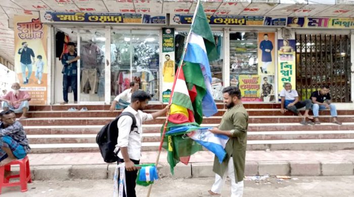 বিশ্বকাপ এলেই ঢাকায় আসেন পতাকা বেচতে