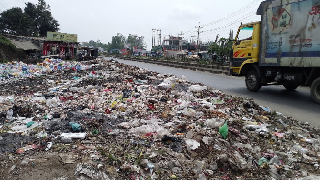 ময়লার স্তূপে ঢাকছে চট্টগ্রাম নগরীর সড়ক