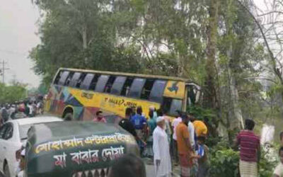 বাসচাপায় অটোভ্যানের তিন যাত্রী নিহত