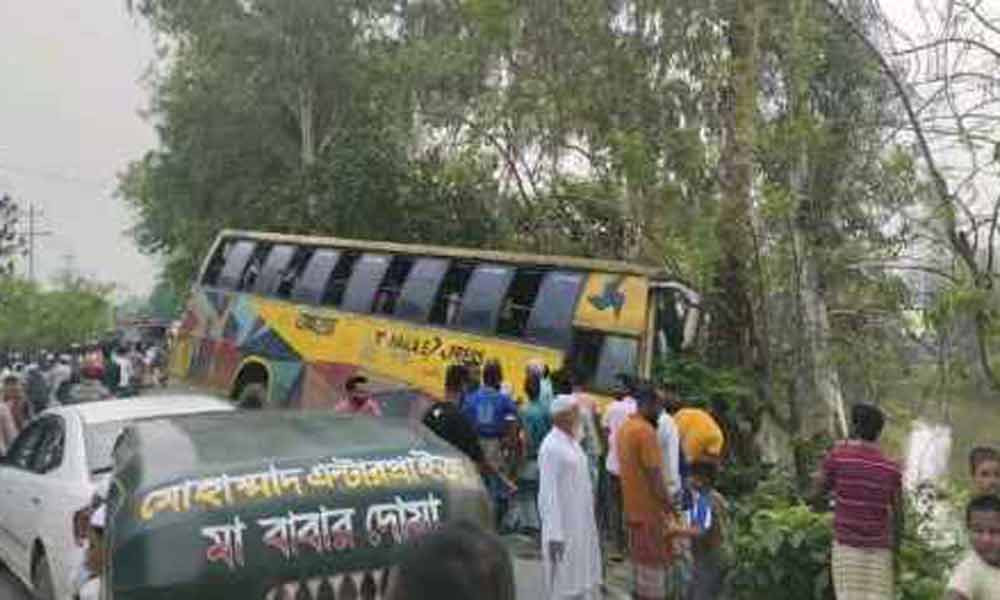 বাসচাপায় অটোভ্যানের তিন যাত্রী নিহত