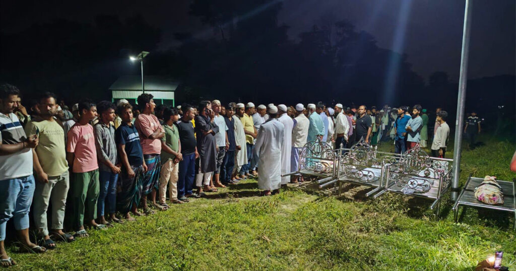 পাশাপাশি কবরে শায়িত মা ও তিন মেয়ে, দোয়া চাইলেন ছেলে