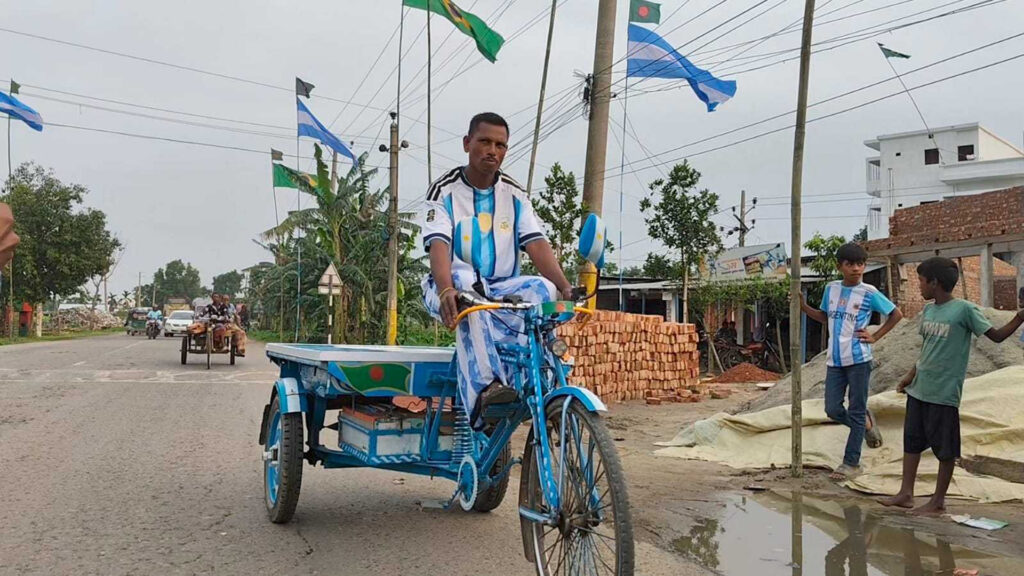 ব্যাংকঋণ নিয়ে আর্জেন্টিনার ভক্ত উড়িয়েছেন পতাকা, রাঙিয়েছেন নিজের ভ্যানগাড়ি