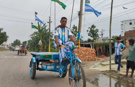 ব্যাংকঋণ নিয়ে আর্জেন্টিনার ভক্ত উড়িয়েছেন পতাকা, রাঙিয়েছেন নিজের ভ্যানগাড়ি
