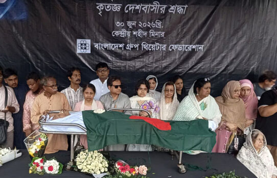 শহীদ মিনারে মুস্তাফা মনোয়ারকে শেষ শ্রদ্ধা
