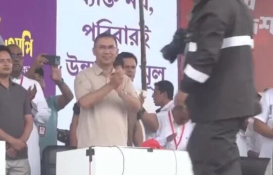 শ্রীমঙ্গলে অনুষ্ঠান মঞ্চে প্রধানমন্ত্রী