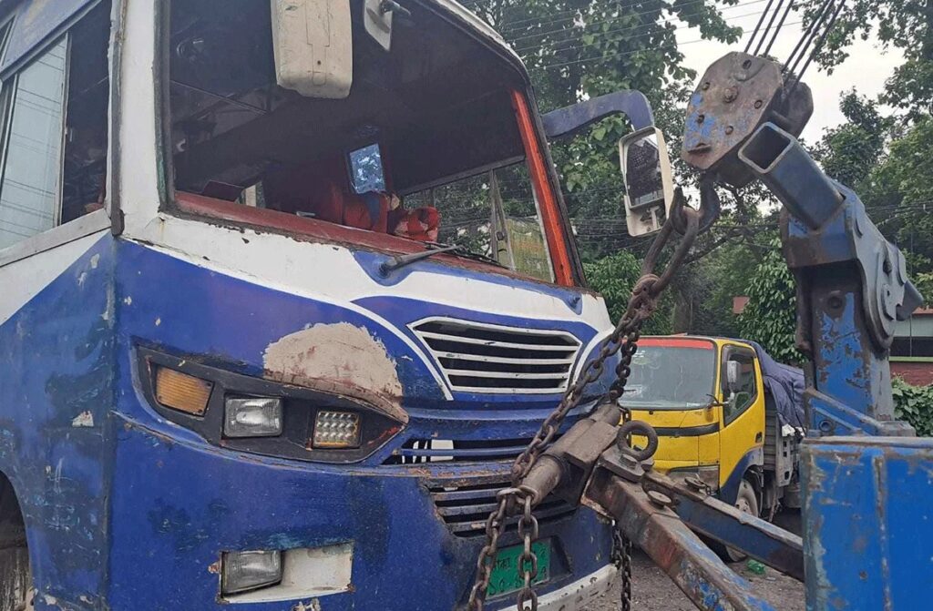 গাজীপুরে ইউনিভার্সিটির বাস উল্টে ৩০ শিক্ষার্থী আহত