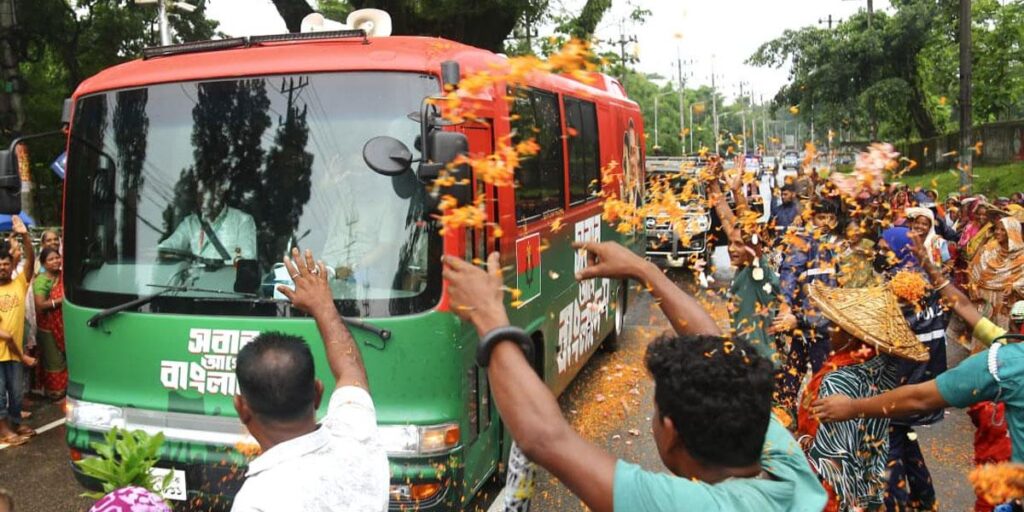 সিলেটে বৃষ্টিতে ভিজে প্রধানমন্ত্রীকে স্বাগত জানালেন চা শ্রমিকরা