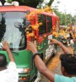 সিলেটে বৃষ্টিতে ভিজে প্রধানমন্ত্রীকে স্বাগত জানালেন চা শ্রমিকরা