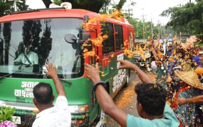 সিলেটে বৃষ্টিতে ভিজে প্রধানমন্ত্রীকে স্বাগত জানালেন চা শ্রমিকরা