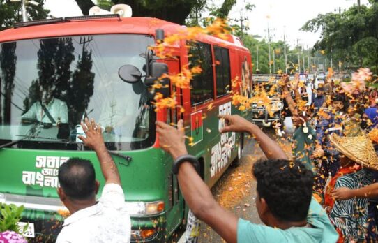 সিলেটে বৃষ্টিতে ভিজে প্রধানমন্ত্রীকে স্বাগত জানালেন চা শ্রমিকরা