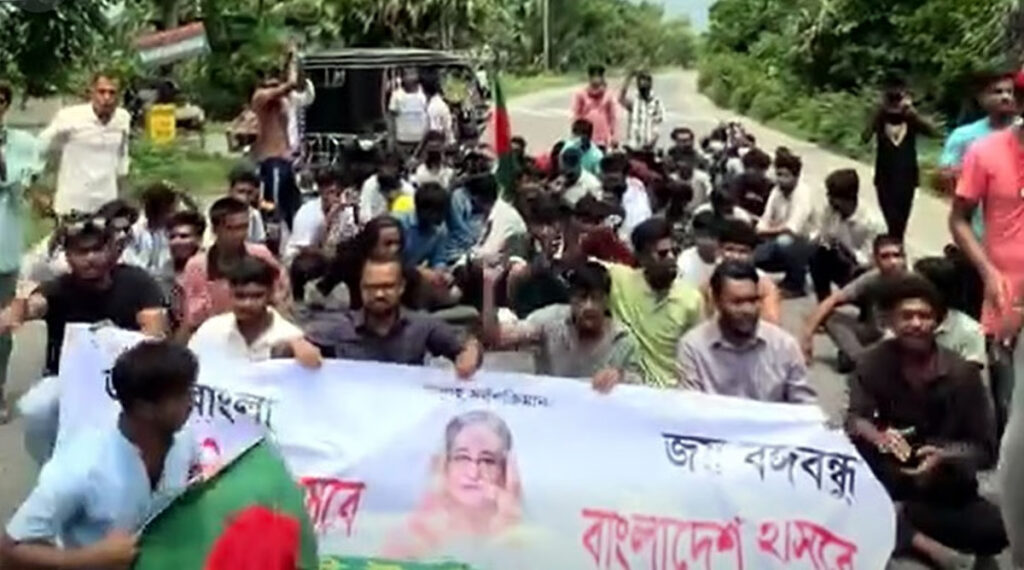 গোপালগঞ্জে শেখ মুজিবের ম্যুরালে কালি লেপনের প্রতিবাদে ছাত্রলীগের মহাসড়ক অবরোধ