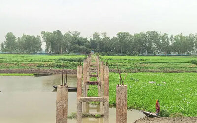সেতুর অভাবে ১০ বছর ভোগান্তি, মরদেহ দাফনেও সাঁতরে পারাপার