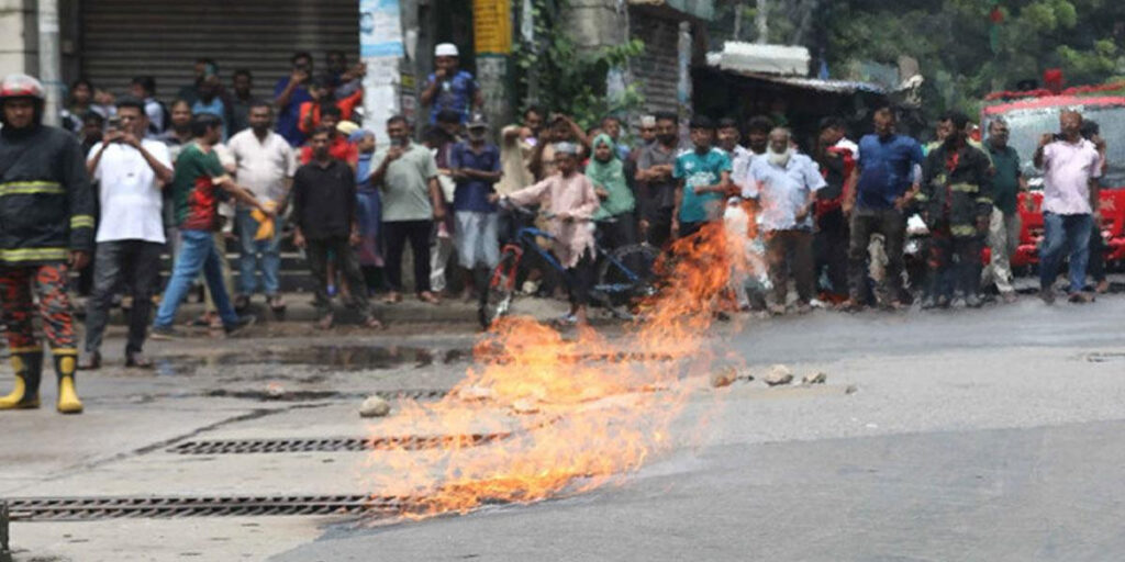 ফয়’স লেকের প্রবেশমুখে গ্যাস পাইপলাইনে আগুন, আতঙ্কে এলাকাবাসী