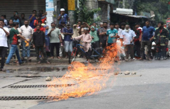 ফয়’স লেকের প্রবেশমুখে গ্যাস পাইপলাইনে আগুন, আতঙ্কে এলাকাবাসী