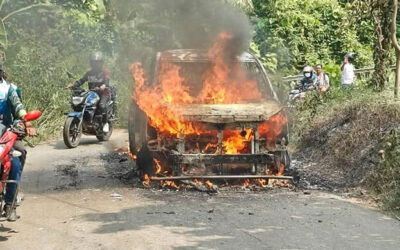 বান্দরবানে চলন্ত গাড়িতে আগুন, অল্পের জন্য রক্ষা পেলেন ১১ পর্যটক