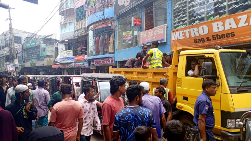 আখাউড়ায় ফুটপাত দখলমুক্ত করতে অভিযান, হকারদের মালপত্র জব্দ