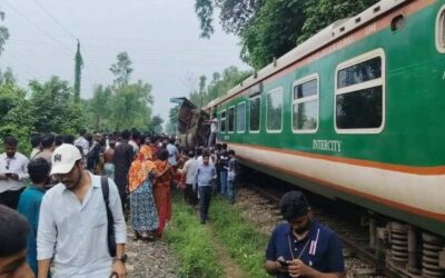 ট্রেনের ধাক্কায় উল্টে গেলো ট্রাক, দেড় ঘণ্টা বন্ধ ঢাকা-চট্টগ্রাম রেল যোগাযোগ