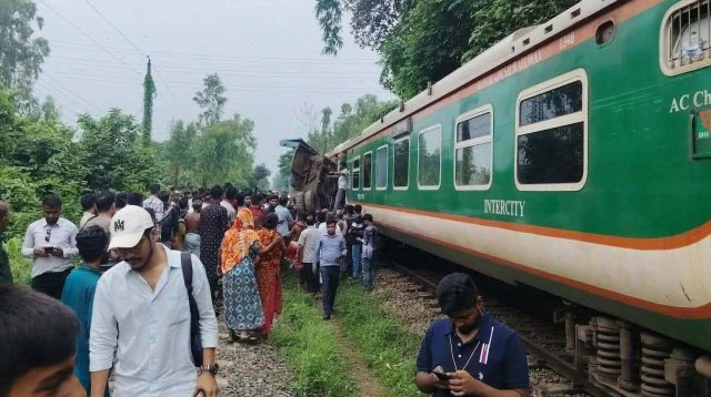 ট্রেনের ধাক্কায় উল্টে গেলো ট্রাক, দেড় ঘণ্টা বন্ধ ঢাকা-চট্টগ্রাম রেল যোগাযোগ