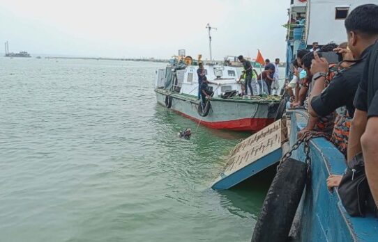 দৌলতদিয়া ফেরিঘাটে আবারও পদ্মায় ডুবে গেলো বাস
