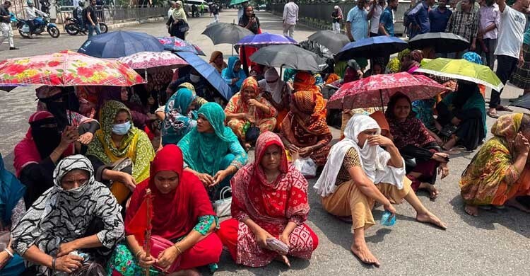 বেতন-ভাতার দাবিতে তেজগাঁওয়ে চার শতাধিক শ্রমিকের সড়ক অবরোধ