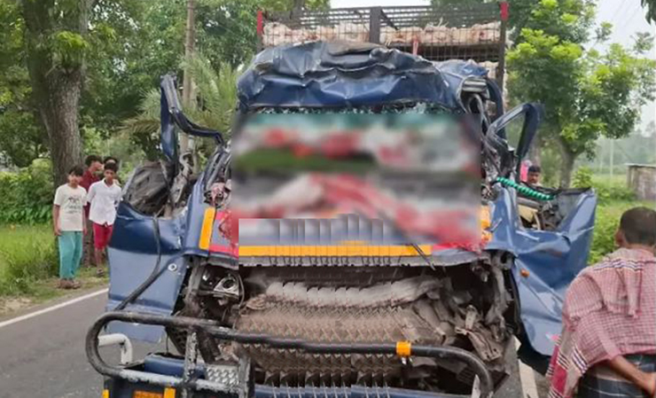 টাঙ্গাইলে দাঁড়িয়ে থাকা ট্রাকে পিকআপের ধাক্কায় নিহত ৪