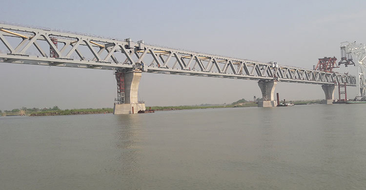 পদ্মা রেলসেতুর পিলারের গোড়া থেকে অতিরিক্ত মাটি সরিয়ে নেওয়া হয়েছে