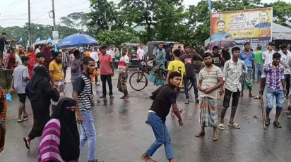 বাসের ধাক্কায় স্ত্রীসহ যুবদল নেতা আহত, মহাসড়ক অবরোধ