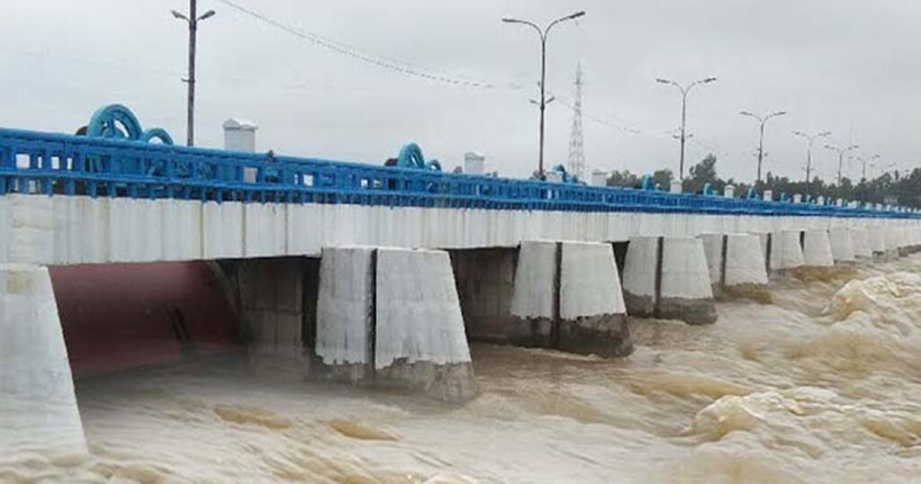 উজানের ঢল আর ভারি বৃষ্টিতে বাড়ছে তিস্তার পানি