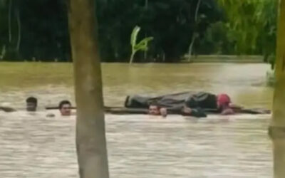 বন্যার পানিতে ডুবে আছে এলাকা, ভেলায় ভাসিয়ে লাশ নেওয়া হলো দূরের কবরস্থানে